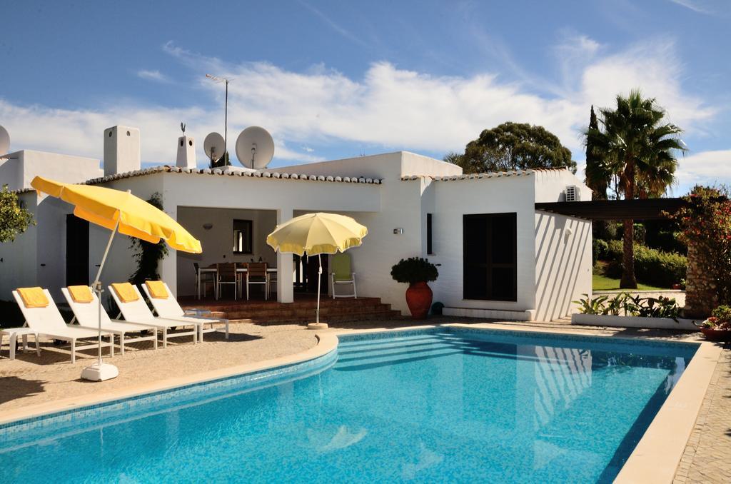 Three-Bedroom House Swimming Pool