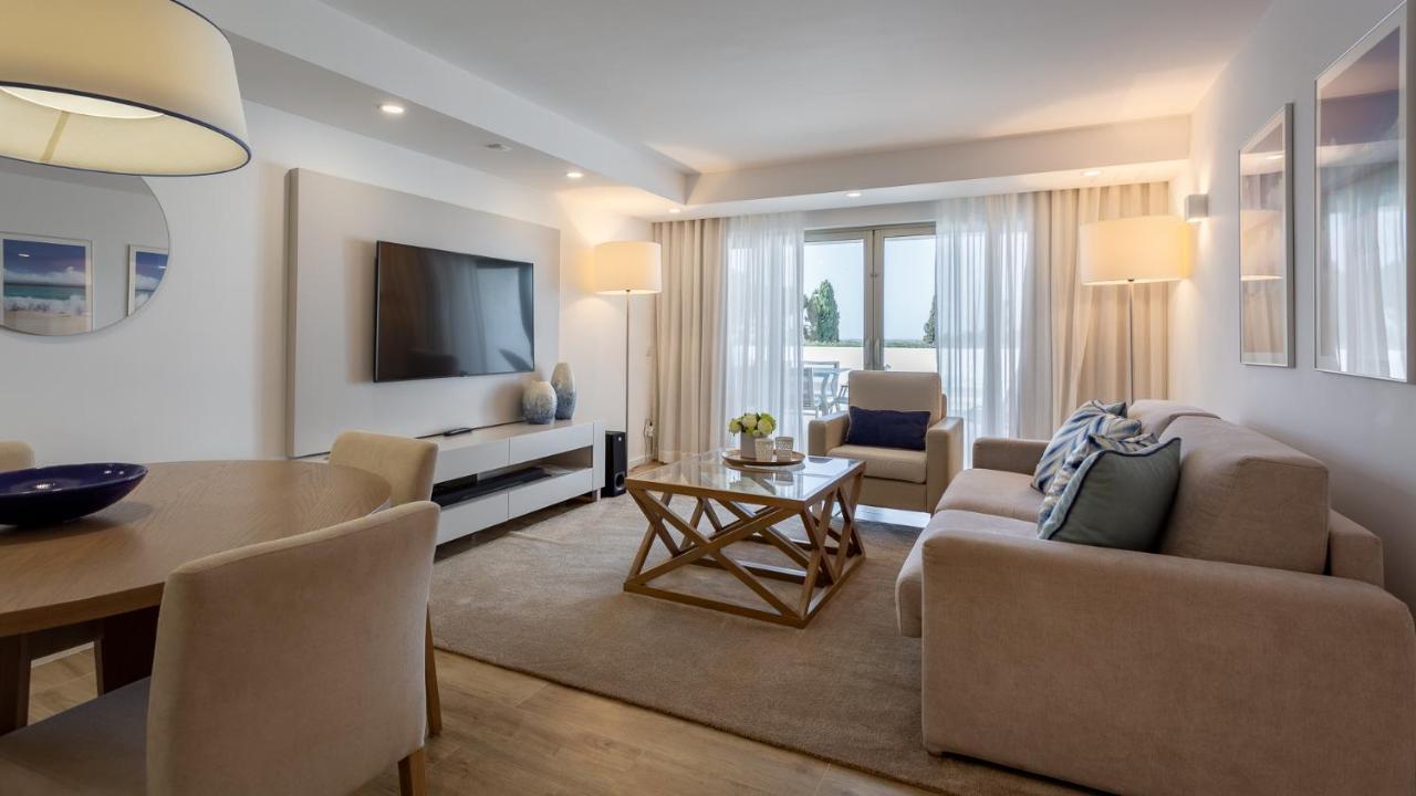 Superior One-Bedroom Apartment Lake View