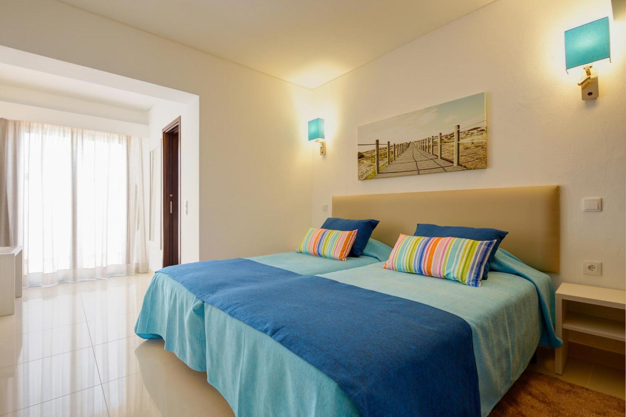 Deluxe Three-Bedroom Apartment with Sea View,1433289817:JPEG