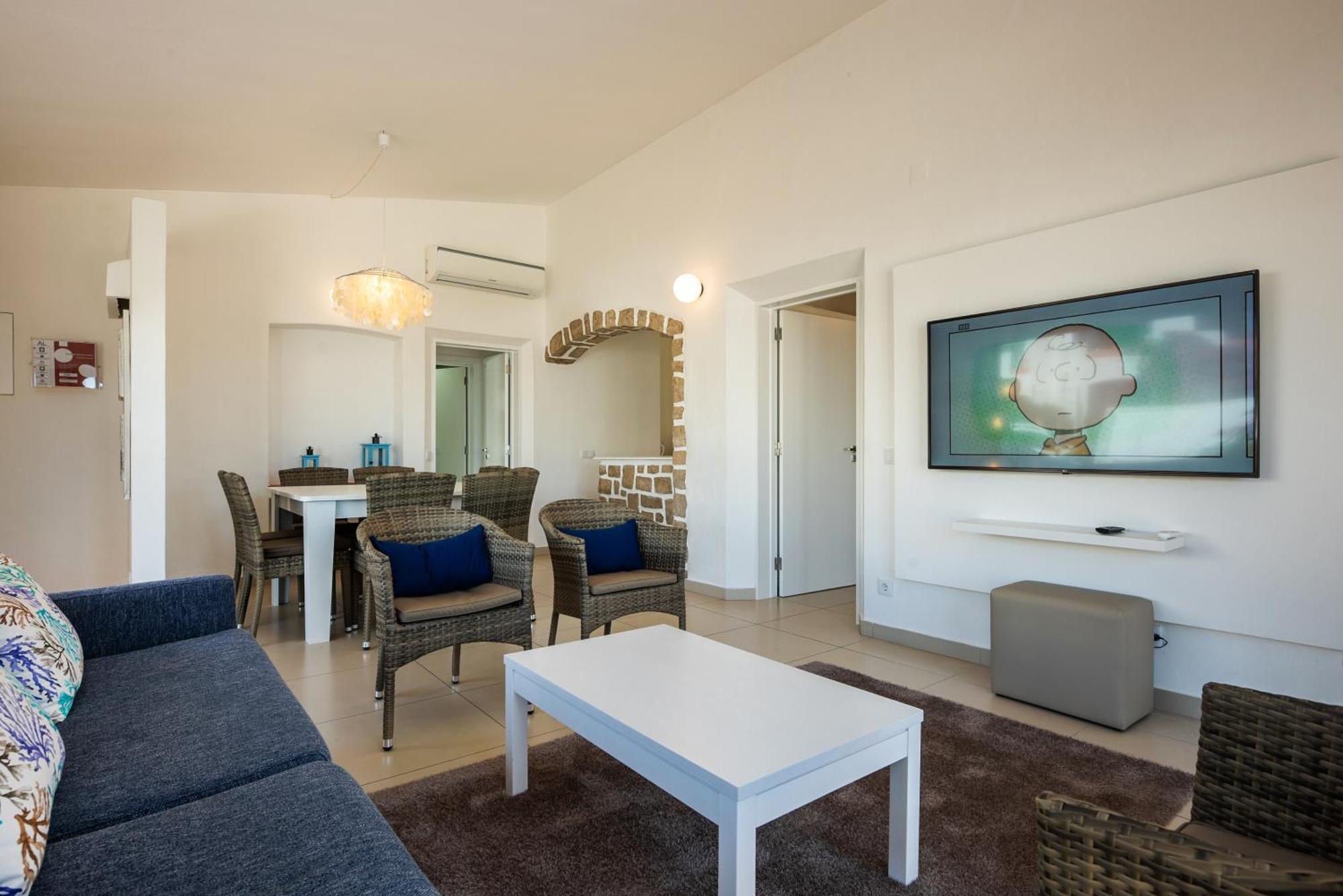 Three-Bedroom Villa Private Jacuzzi Sea View
