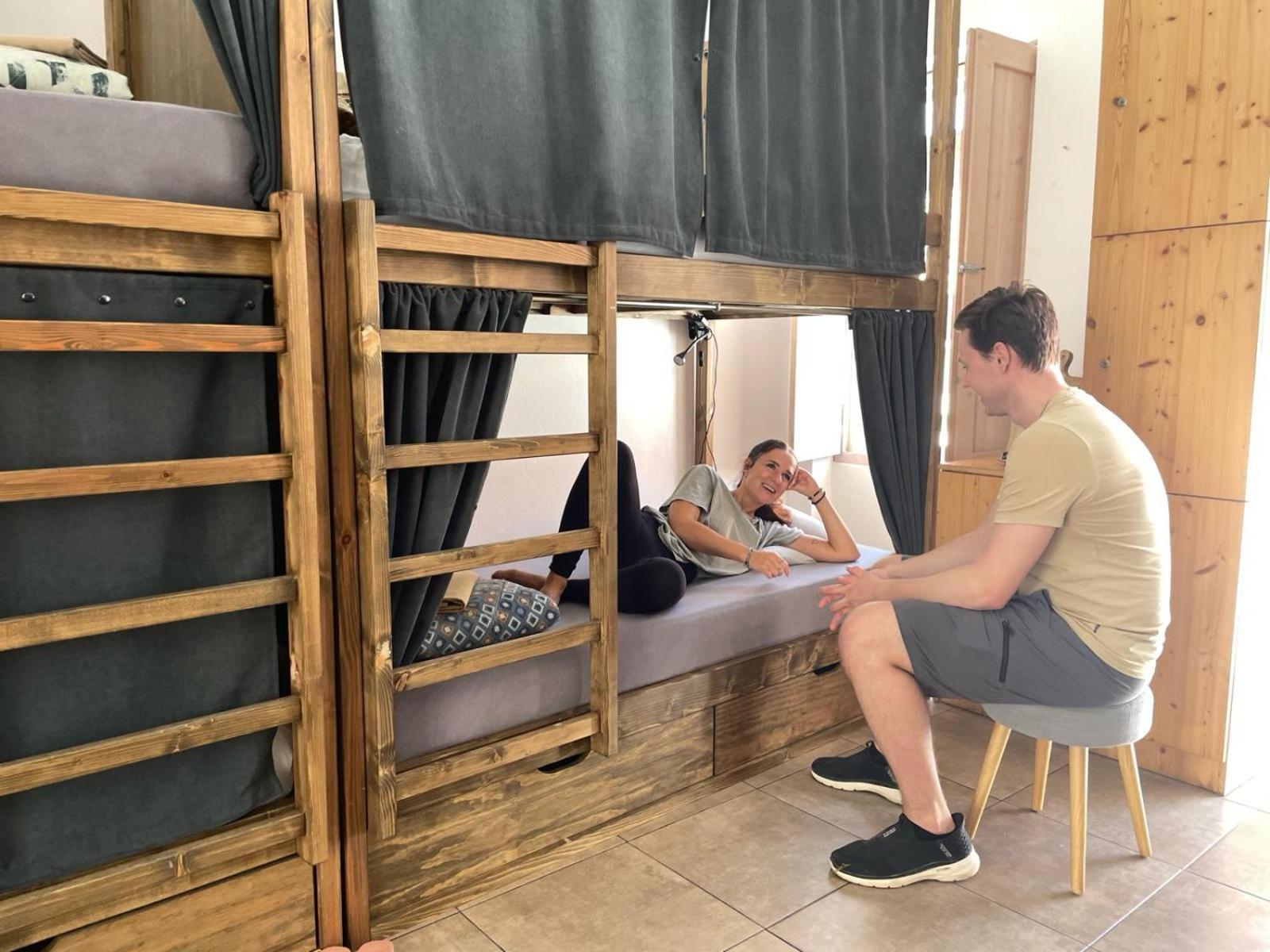 Cama em Dormitório Misto com 8 Camas