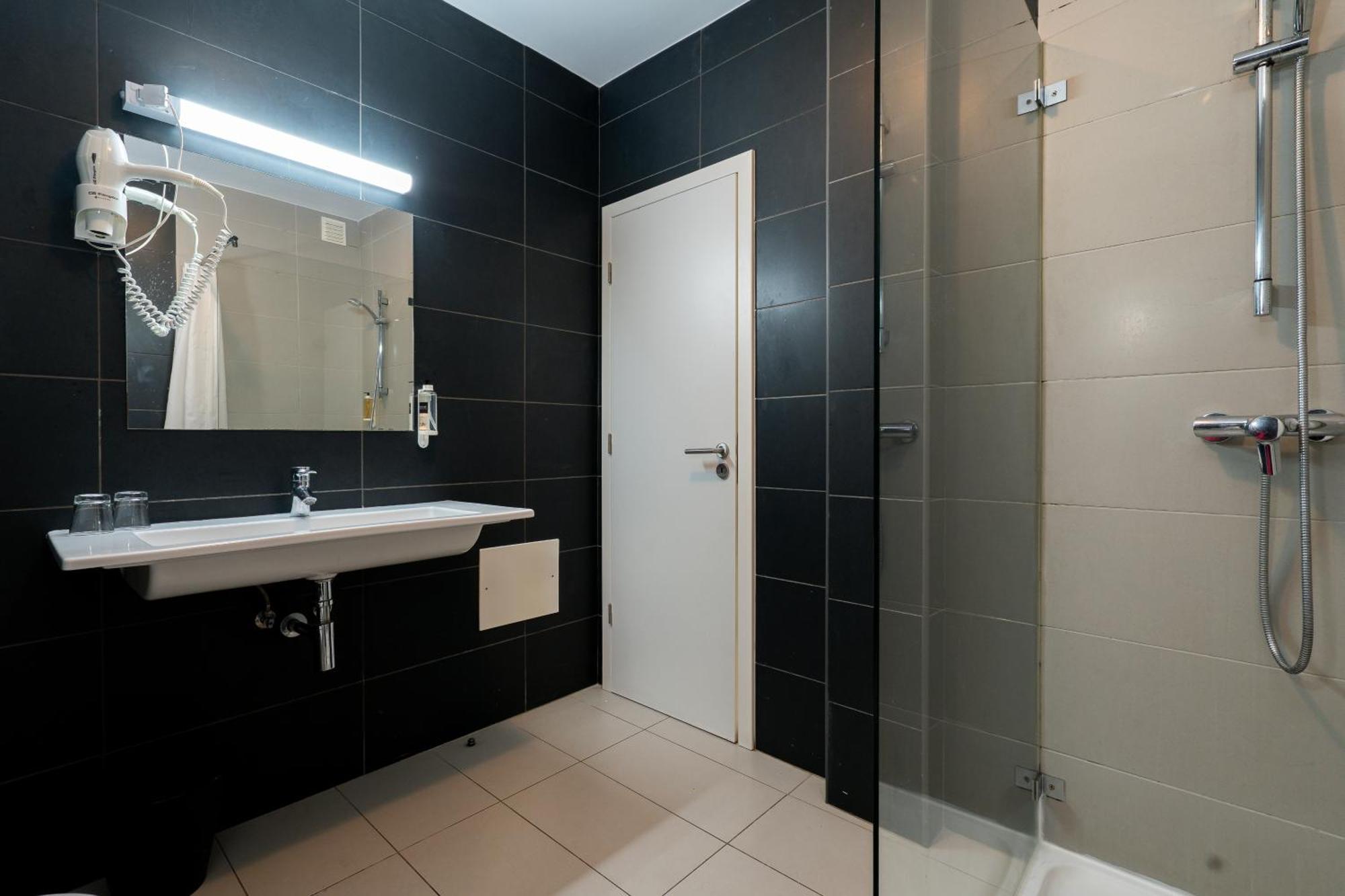 Twin Room,1681717714:JPEG