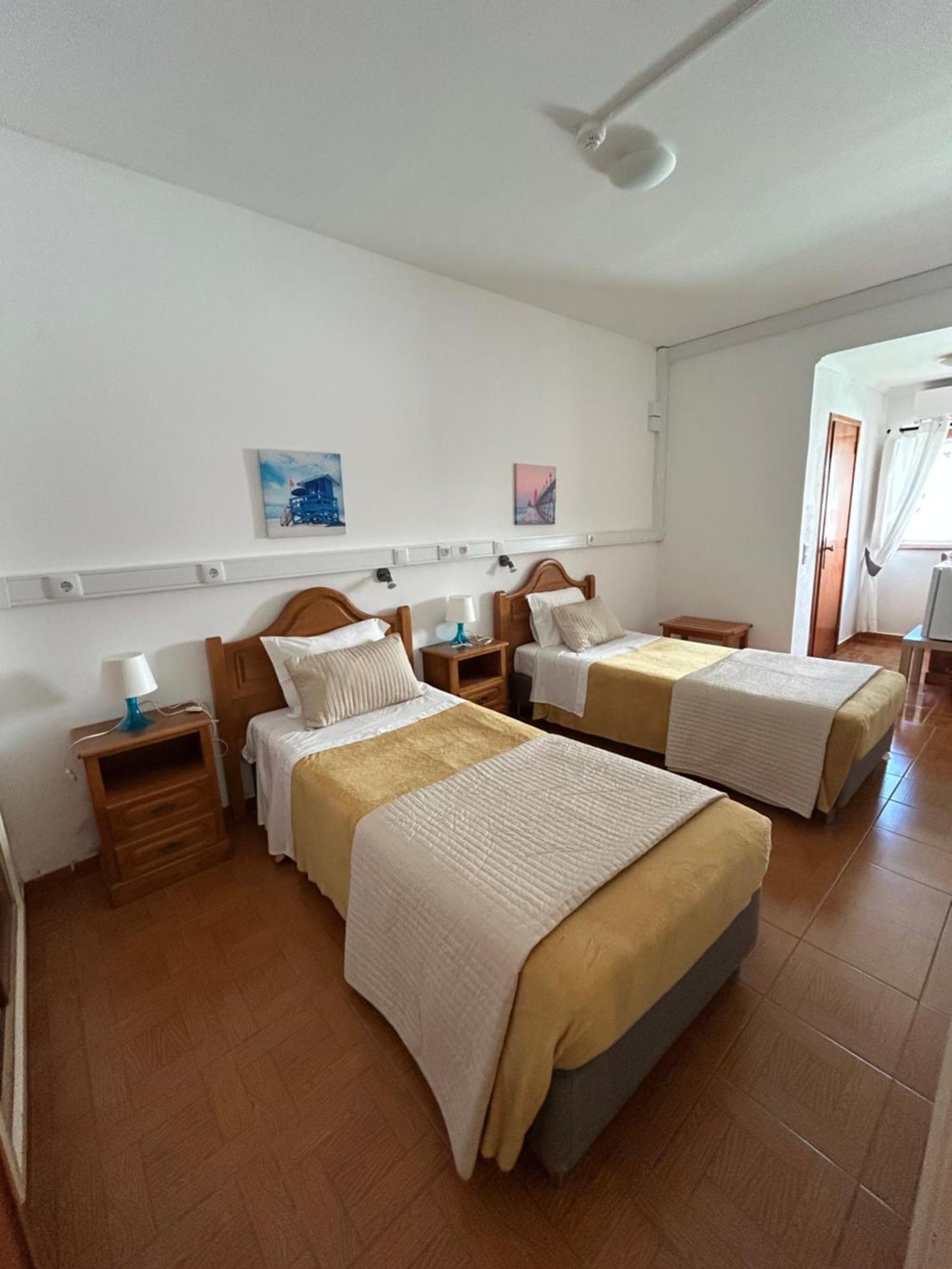 Quarto com 2 Camas de Solteiro e Banheiro
