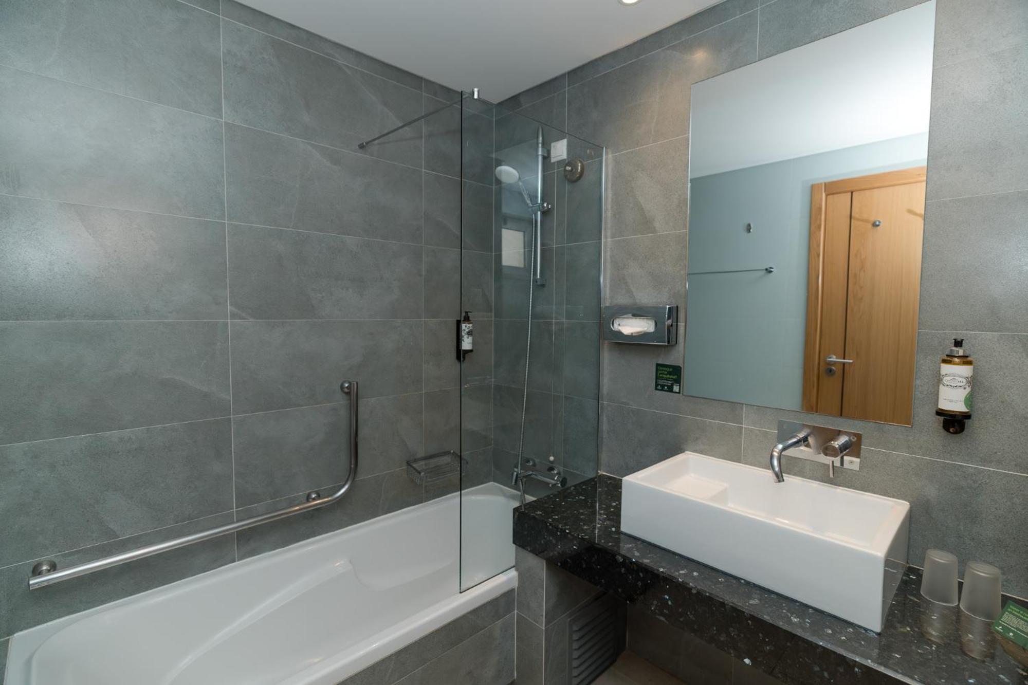 Appartement 1 Chambre - Vue sur Jardin (2 Adultes + 2 Enfants)