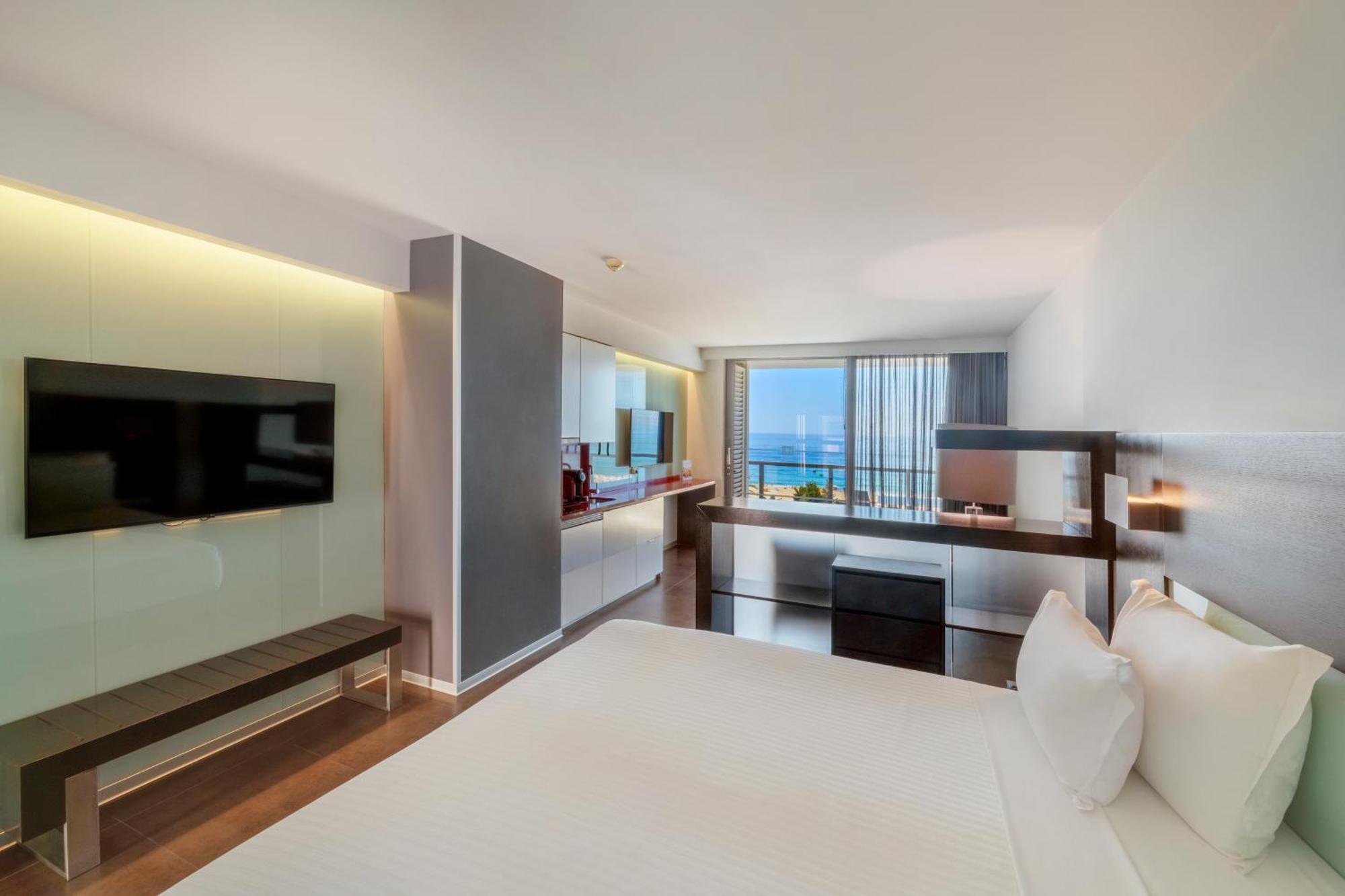 Deluxe Suite with Frontal Sea View,1742644204:JPEG