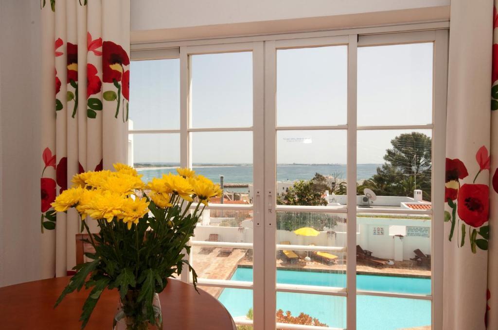 One-Bedroom Apartment with Sea View,165859170:JPEG