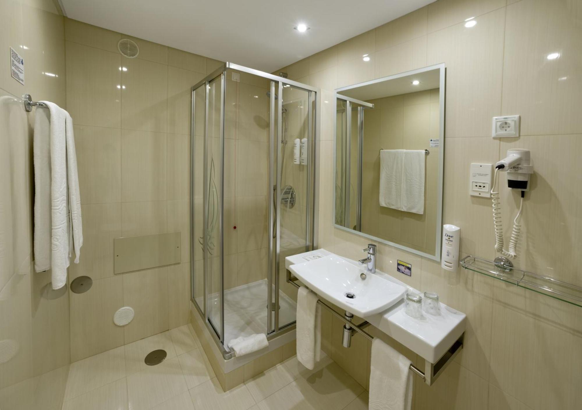 Basic Double Room with Land View,703718506:JPEG