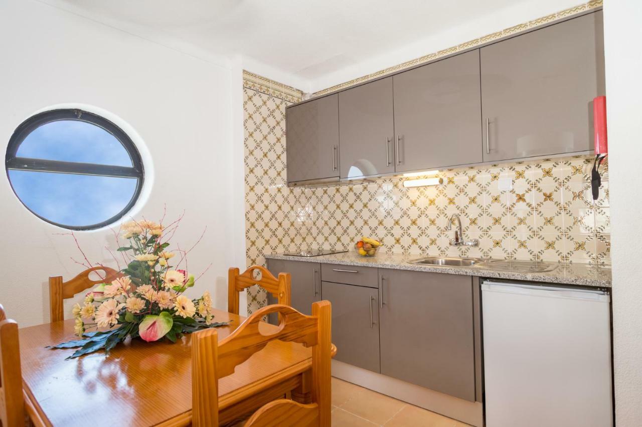 One-Bedroom Apartment Balcony,911402917:JPEG