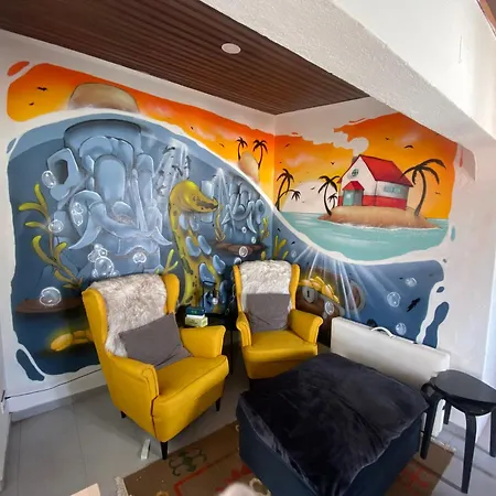 The Island Hostel & Cafe-3