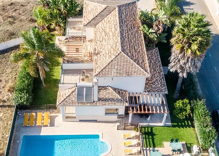 Villa Cordeiro - Heated Pool - Free Wi-Fi - Air Con