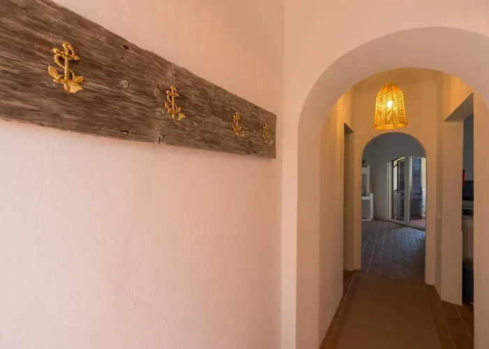 Cozy Beach Apartment W/ Sea View, Free Parking & Ac
