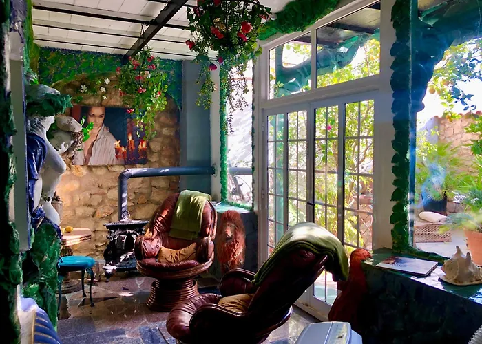 House Sleeps 4 With Private Garden