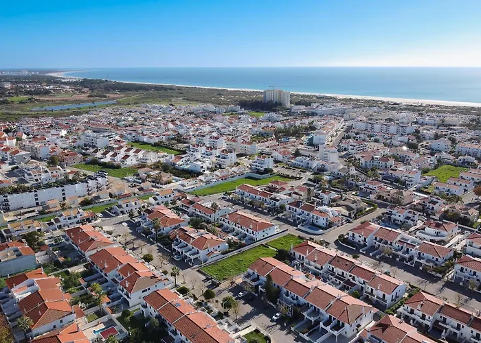 Vila Ramalhete W/ 3 Bdr & Balcony By Lovelystay