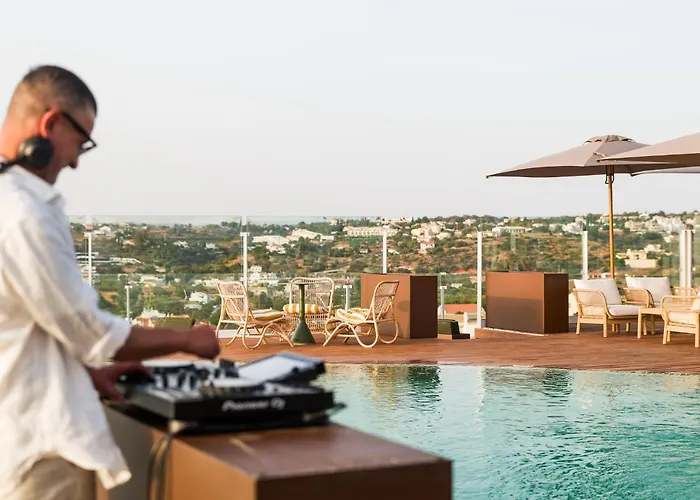 Castelo Suites Hotel