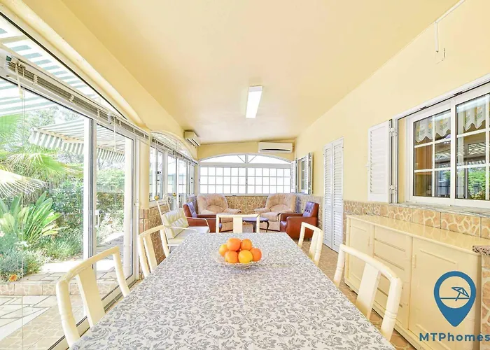 Vila Portuguesa by MTPhomes