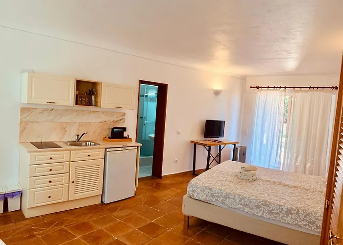 Moonshine Guest House With Private Studios And Private Cottage