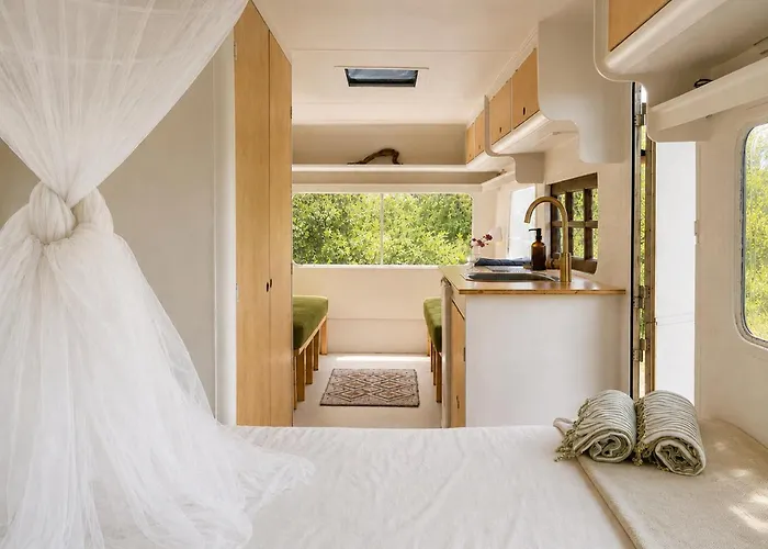 Chic Vintage Caravan Retreat, Just 25 Mins To The Beach