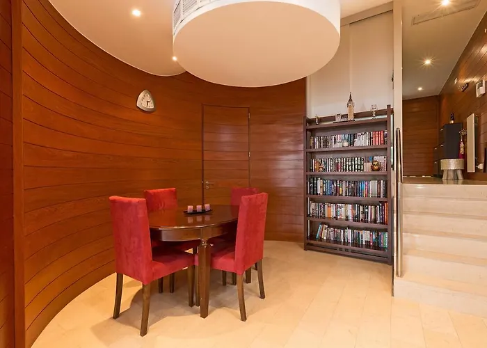 Sunny Lounge Apartment