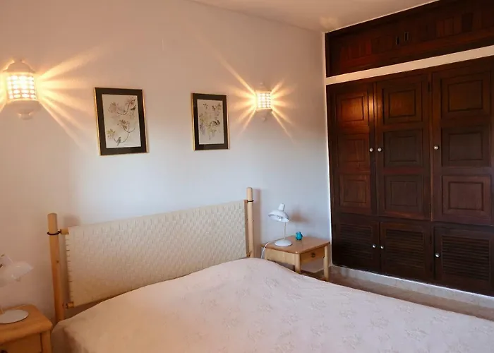 Peaceful & Spacious Apt With Parking & Queen Bed