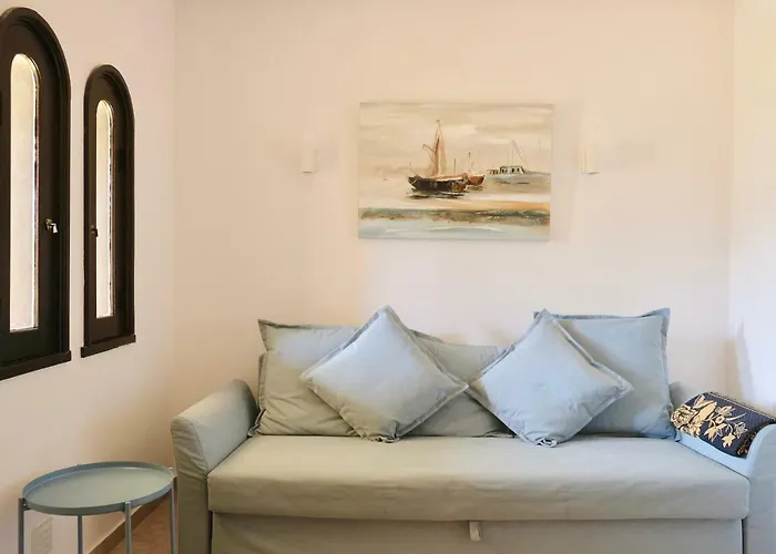 Peaceful & Spacious Apt With Parking & Queen Bed